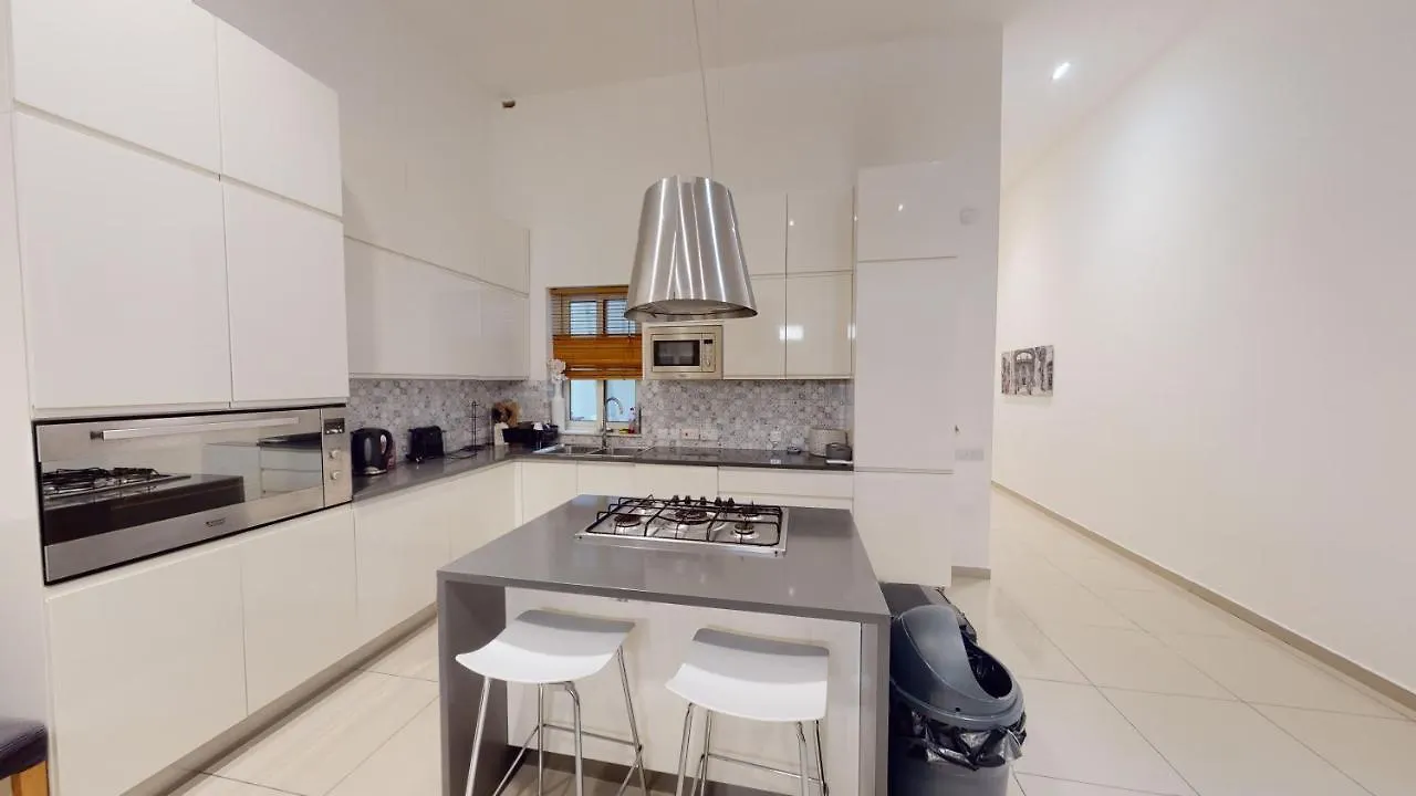 Spacious 3 Bedroom Maisonette Sliema 0*,  Malta