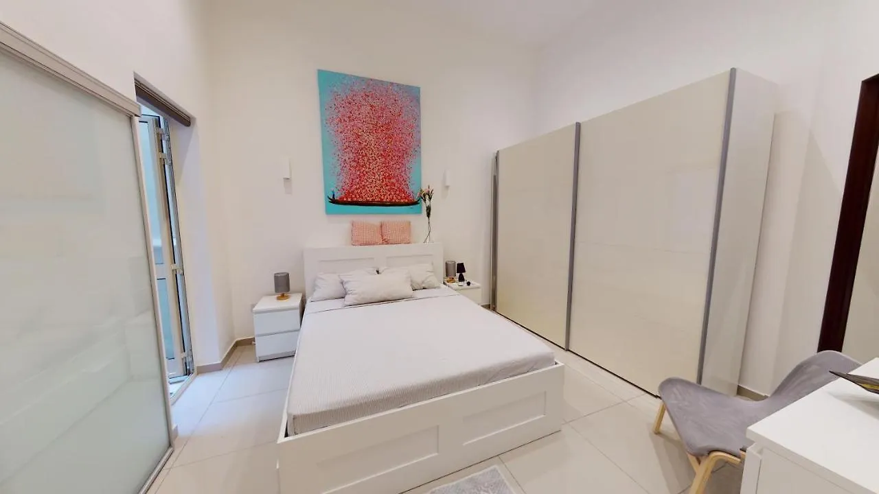 Spacious 3 Bedroom Maisonette Sliema 0*,