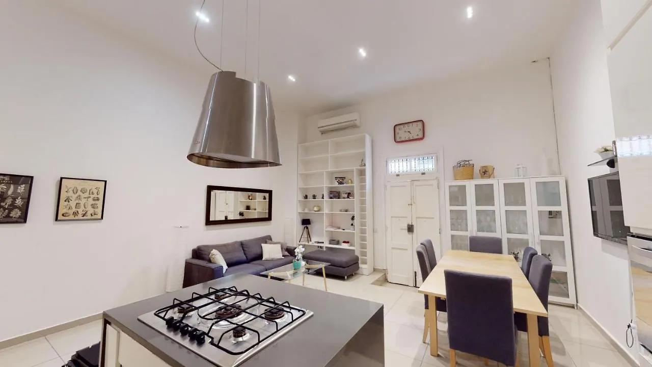 Spacious 3 Bedroom Maisonette Sliema 0*,